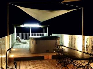 maison-mirava-detail-espace-terrasse--jacuzzi-nocturne-2.jpg