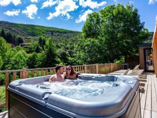 cottage-premium-gorges-heric-spa-jaccuzi-terrasse-bord-riviere.jpg